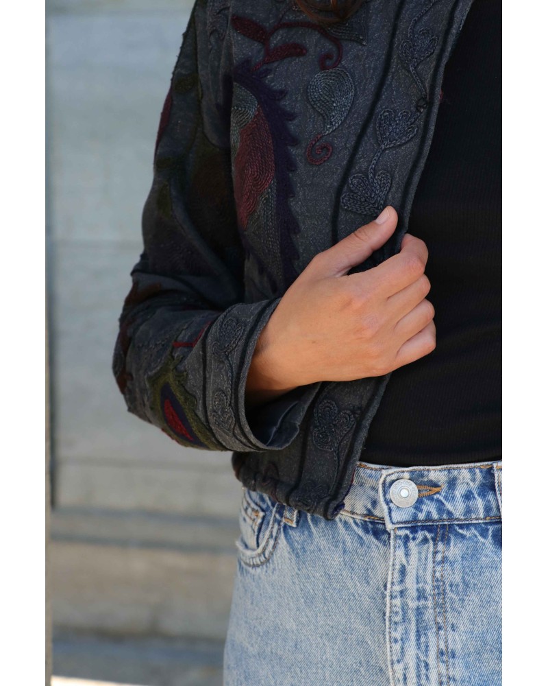 Veste courte en coton lavé et broderies Athéna